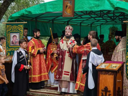 Архиепископ Феофилакт возглавил престольный праздник древнейшего действующего храма