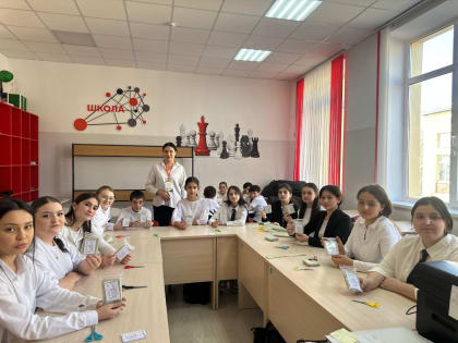 Школьники из КЧР готовят для бойцов СВО сухой армейский душ
