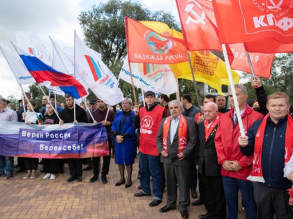 Жители Карачаево-Черкесии приняли участие в митинге в поддержку референдумов о присоединении к России Донецкой, Луганской народных республик, Херсонской и Запорожской областей