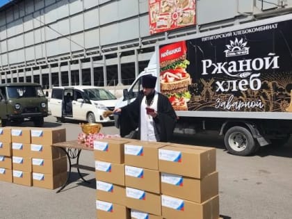 Священник освятил 1000 куличей для воинов