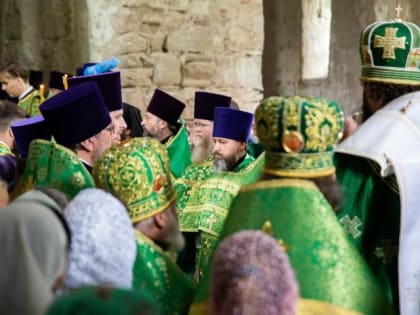 Архиепископ Феофилакт совершил литургию в День Святого Духа