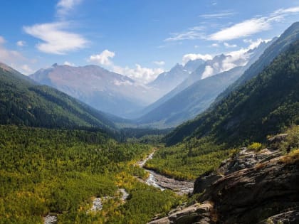 Спасатели на коммерческом вертолёте эвакуировали двух пострадавших с перевала Цаннер в Кабардино-Балкарии