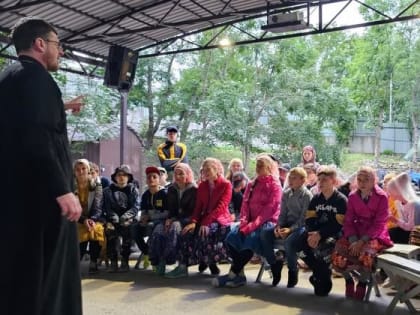 Руководитель курсов рассказал участникам форума о значении Евхаристии