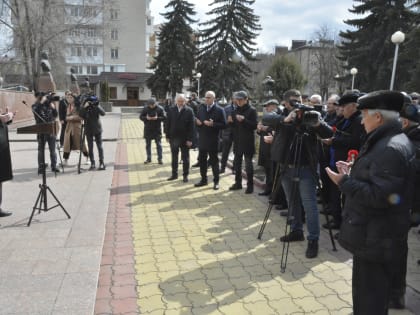 В Черкесске прошел митинг, посвященный 90-летию со дня рождения  Первого Главы Карачаево-Черкесской Республики В.И. Хубиева