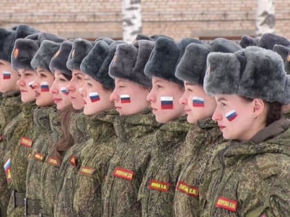 8 марта в окопах. 1100 женщин-военнослужащих участвуют в СВО, каждая третья получила госнаграду. "Здесь, на передовой, все проще и честнее": батальонный начмед, воюющая с