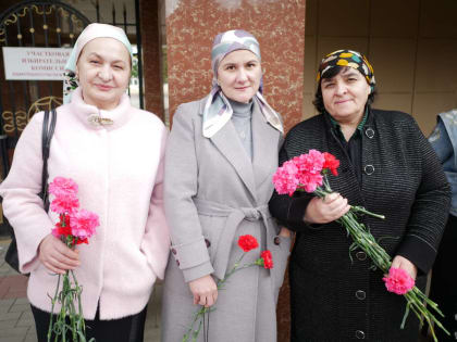 Делегация КЧГУ возложила цветы к мемориалу памяти жертвам депортации карачаевского народа