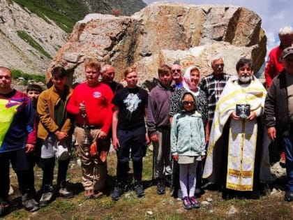 Благочинный освятил место строительства часовни на альпинистской базе