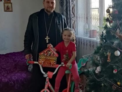 Настоятель подарил велосипед дочери погибшего воина