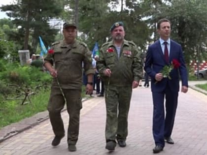В Карачаево-Черкесии состоялась торжественная церемония возложения цветов, посвященная Дню Воздушно-десантных войск