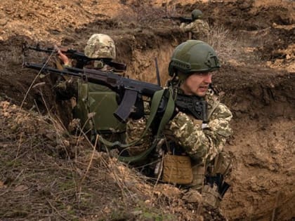 Спецрепортаж с Времьевского выступа: Как живут и сражаются российские бойцы на одном из самых горячих участков обороны. Военкор "Комсомолки" Дмитрий Стешин провел два дня