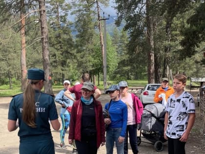 Спасатели Карачаево-Черкесии проводят инструктажи с туристами и рыбаками