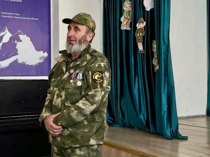 Встреча с героем: СОШ № 4 Черкесска посетил участник СВО Назбий Магомедов
