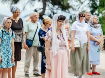 Архиепископ Феофилакт освятил монастырский мед нового урожая