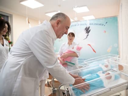 Глава Карачаево-Черкесии Рашид Темрезов поздравил мам малышей, родившихся в первый день Нового 2025 года