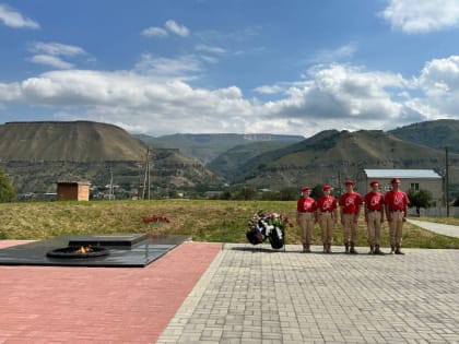 В Карачаево-Черкесии прошла торжественная церемония открытия инсталляции «Цветы» в знак памяти павшим героям в боях за перевалы Кавказа