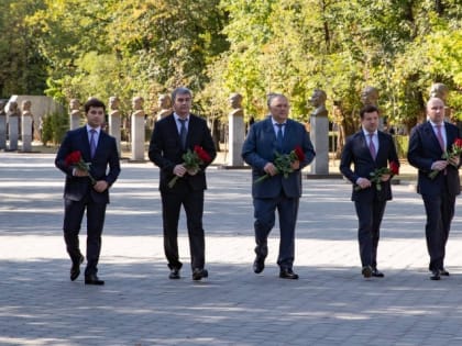 В Карачаево-Черкесии возложили цветы к мемориалу «Огонь Вечной Славы» и почтили память павших воинов Великой Отечественной Войны