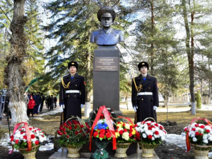 В Черкесске открыли бюст Герою России Канамату Боташеву