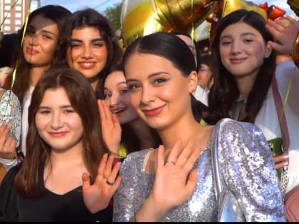 Глава КЧР Рашид Темрезов поздравил выпускников республики с окончанием школы