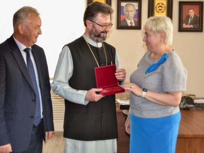 Вручение юбилейной медали «100-летие образования Карачаево-Черкесской Республики» настоятелю Петропавловского храма ст. Зеленчукской отцу Евгению Субтельному