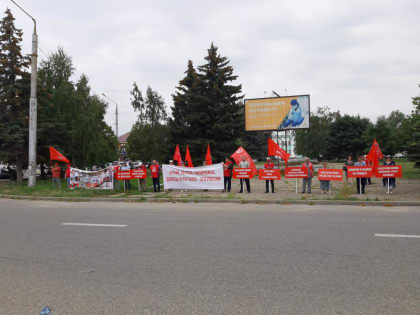 В Черкесске в поддержку Всероссийской акции протеста "За нашу Победу!" состоялся пикет, организованный Карачаево-Черкесским республиканским комитетом КПРФ