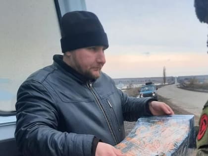 Настоятель передал воинам подарки