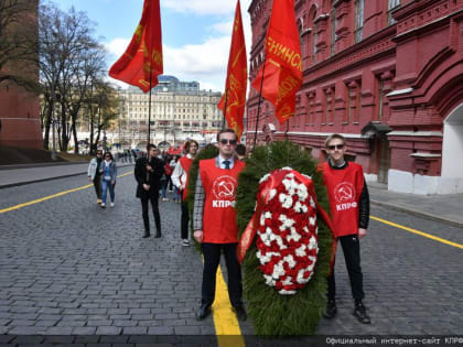 Цветы к Мавзолею Вождя мирового пролетариата. 22 апреля в Москве, в честь 153-й годовщины со Дня рождения Владимира Ильича Ленина, были возложены цветы к Мавзолею на Красной площад