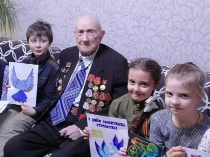 Воспитанники воскресной школы поздравили ветерана