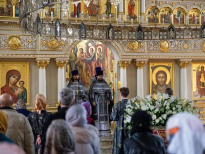 Архиепископ Феофилакт совершил богослужения Великой Субботы