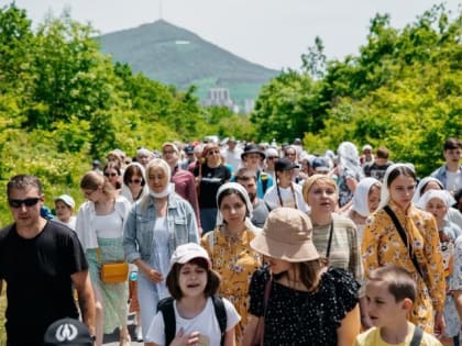Молодежный крестный ход в шестнадцатый раз поднялся к Бештаугорской обители