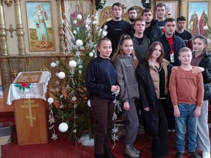 Приходская молодежь помогла украсить храм к Рождеству Христову