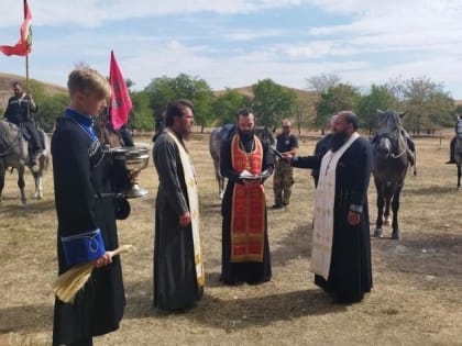 Священники благословили казачий конный переход
