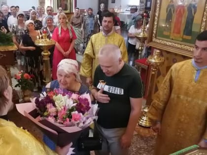 Община собора поздравила прихожанку с юбилеем