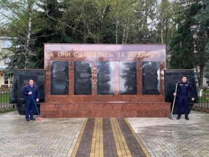 В Малокарачаевском районе  сотрудники Следственного комитета России благоустроили памятник в селе Первомайском