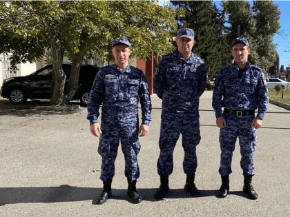 В Карачаево-Черкесии сотрудники Росгвардии помогли семье выбраться из горящего дома
