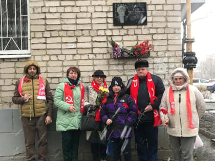 Активисты Карачаево-Черкесского регионального отделения КПРФ возложили цветы к памятной плите Народному поэту КЧР Михаилу Бегеру в честь 81-й годовщины со дня его рождения