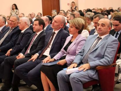 Исполняющий обязанности ректора КЧГУ Таусолтан Узденов принял участие в ежегодном Августовском совещании работников образования