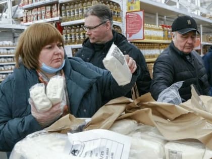 Пенсионерам хотят «повысить уровень жизни» продуктами с истекающим сроком годности