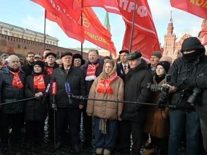 Возложение венков и цветов у могилы И.В. Сталина у Кремлевской стены