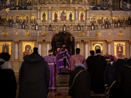 Архиепископ Феофилакт совершил Литургию Преждеосвященных Даров в Спасском кафедральном соборе