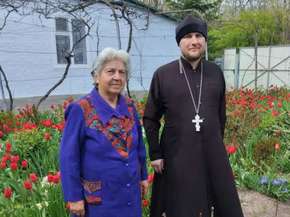 Настоятель поздравил одиноких пожилых односельчан