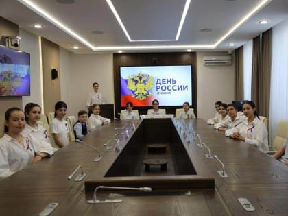 В День России 13 школьников Черкесска получили свои первые паспорта