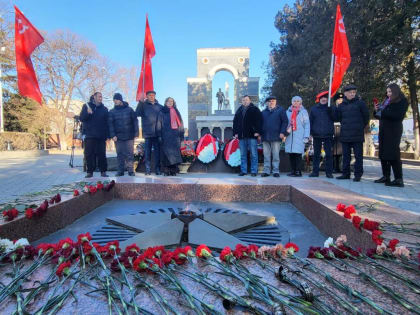 В Черкесске отметили 80-летие освобождения города от фашистских захватчиков. Коммунисты приняли участие в митинге в Парке Победы, а затем провели свое возложение венка к памятнику 