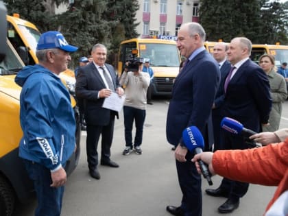 Глава Карачаево-Черкесии Рашид Темрезов вручил ключи от новых автобусов для школ республики