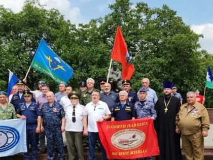 Священник поздравил ветеранов-десантников