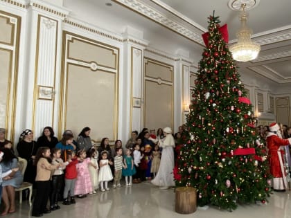 В Черкесске прошла Ёлка Главы КЧР для детей, оказавшихся в трудной жизненной ситуации