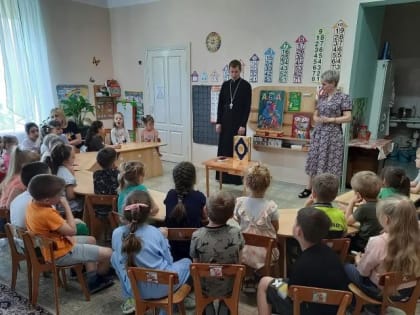 Священник рассказал воспитанникам детского сада о славянской азбуке
