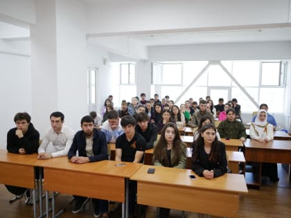 В Карачаевске прошла встреча студентов  с председателем Совета ветеранов войны, труда и вооруженных сил КГО Ракаем Алиевым