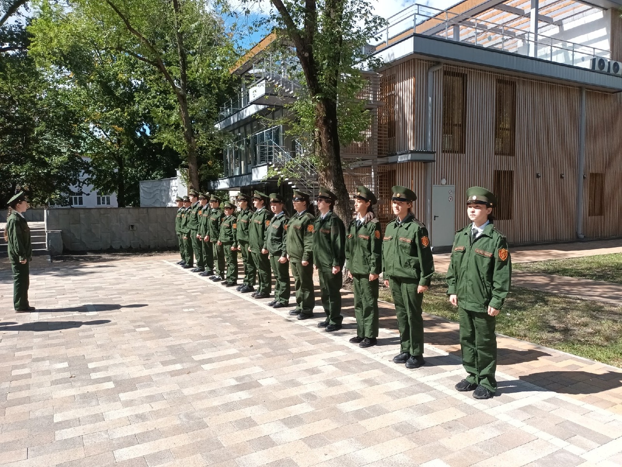 Новости черкесска на сегодня. Почетный караул. Почетный караул в школе. Почетный караул Узбекистана. Черкесск гимназия 16 Черкесск.