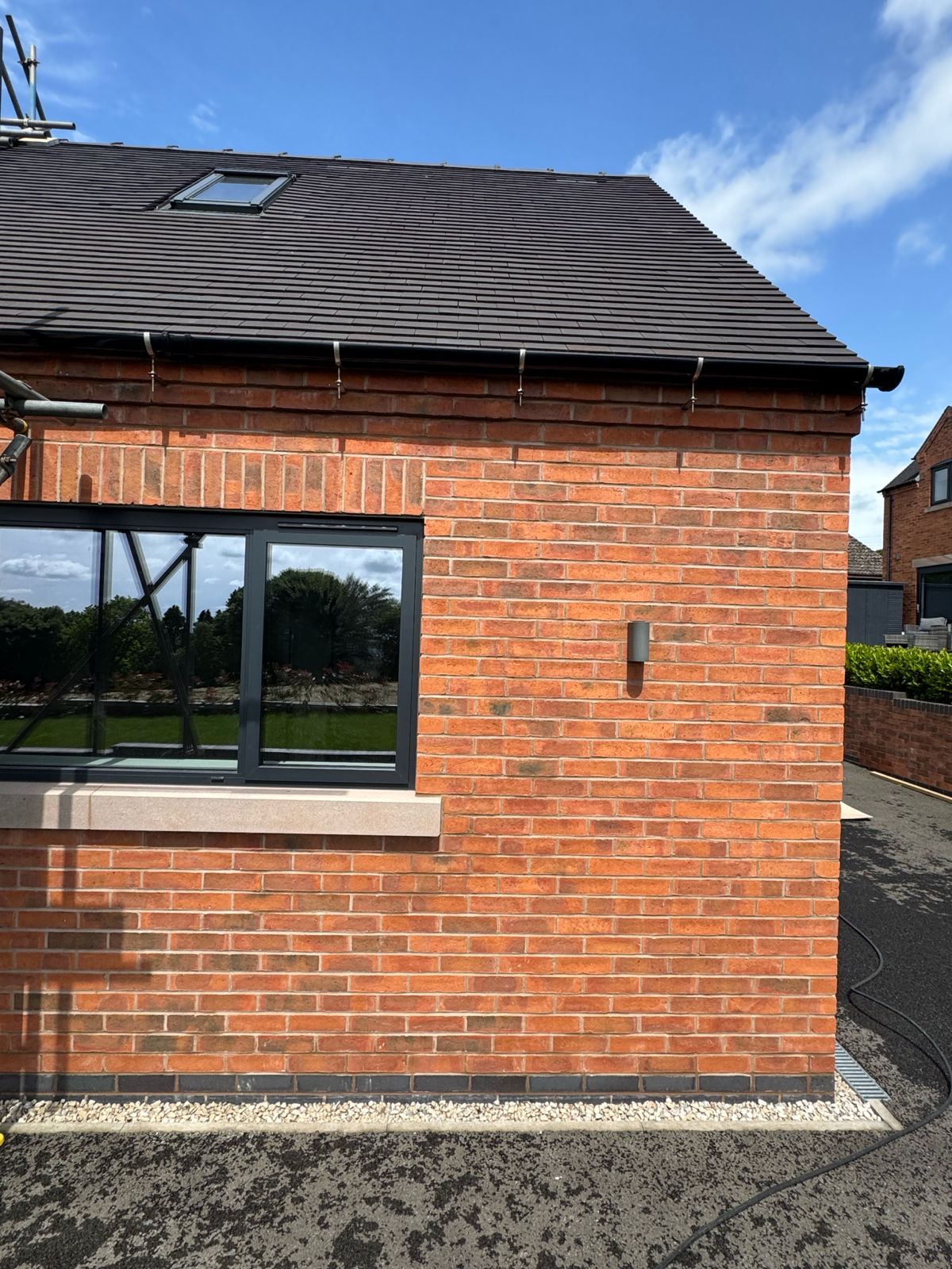Corner brickwork — precise pointing and clean mortar joints