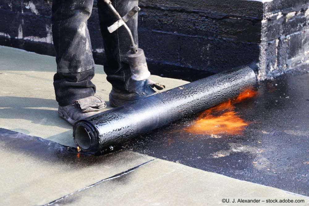 Toiture étanchée avec des rouleaux de bitume
